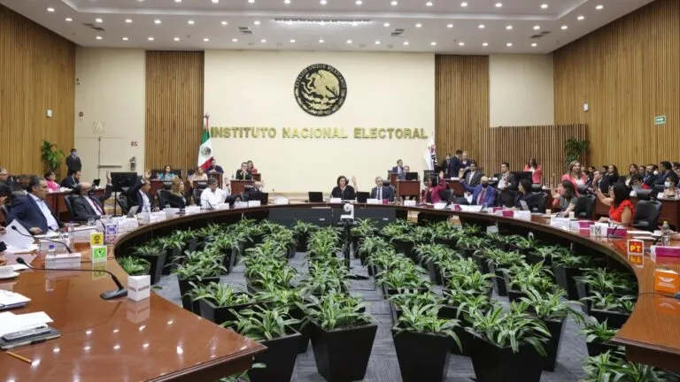 Tres funcionarios del INE presentan su renuncia mientras Blanca Yassahara Cruz García anuncia investigaciones sobre contratos y proveedores