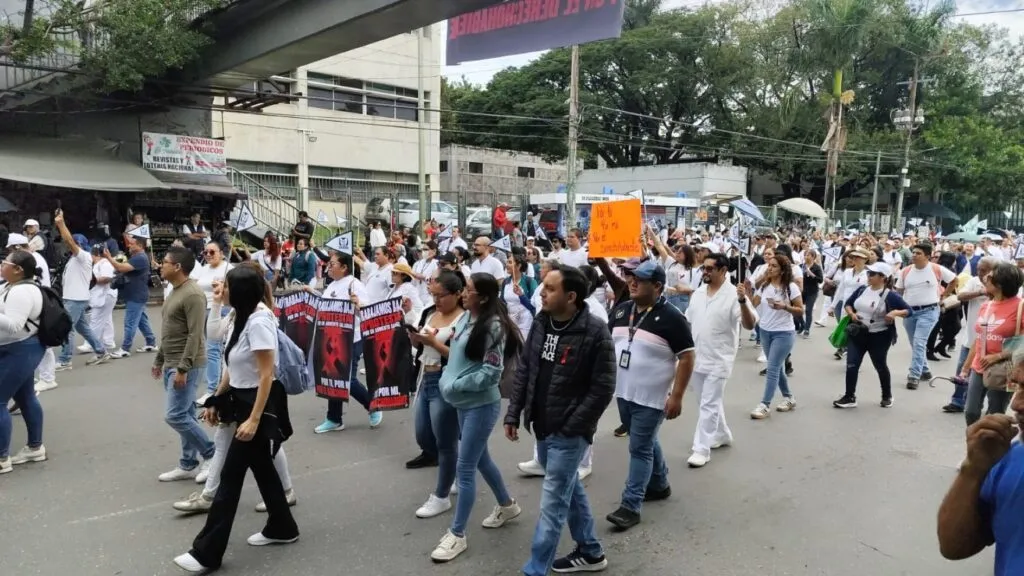 Trabajadores del IMSS marchan sobre Plan de Ayala en Cuernavaca