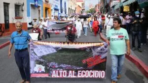 Vecinos y ambientalistas marchan en Cuernavaca para exigir la protección de La Cazahuatera y detener un proyecto de seis torres de departamentos