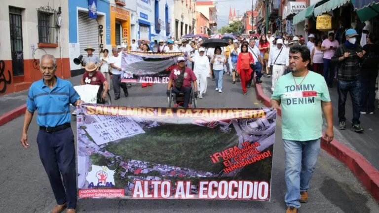 Vecinos y ambientalistas marchan en Cuernavaca para exigir la protección de La Cazahuatera y detener un proyecto de seis torres de departamentos